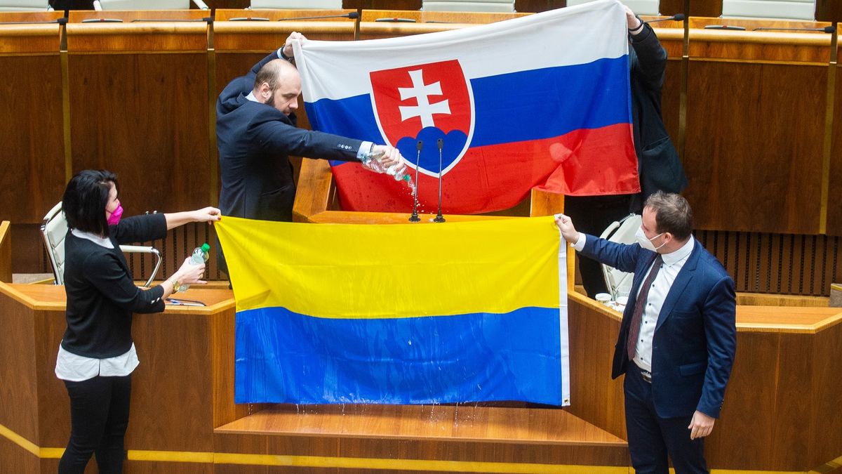 Gwizdy, potyczki, rozsypywanie flagi.  Słowaccy posłowie negocjowali porozumienie z USA